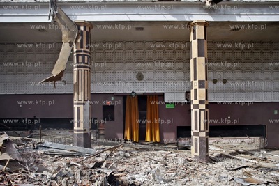 Gdansk. Wyburzanie budynku bylego kina Znicz przy ul....