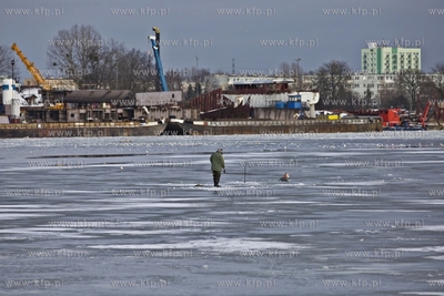 Wędkarze łowią ryby na zamrzniętej Martwej Wiśle...