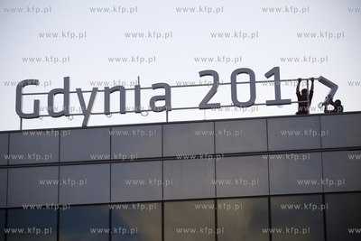 Zawieszanie napisu Festiwal Polskich Filmów Fabularnych...