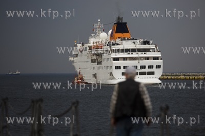 Wycieczkowiec Hanseatic wypływa z gdańskiego portu.
30.04.2018
fot....