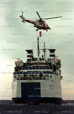 Cwiczenia w ratownictwie na morzu. Podjecie przez smiglowiec...