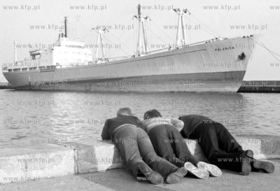 Dzieci na skwerze Kosciuszki w Gdyni, przy falochronie...