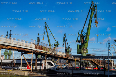 Kładka dla pieszych prowadzaca na przystanek SKM Gdańsk...