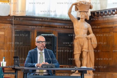 Sesja Rady Miasta Sopotu. Nz. prof. dr hab. Piotr Stepnowski,...