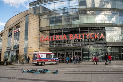 Karetka pogotowia pod Galerią Bałtycką. 12.03.2020...