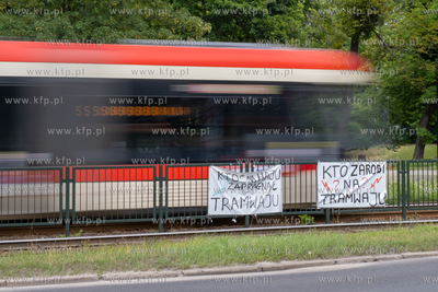 Gdańsk, ulica Bohaterów Getta Warszawskiego. Mieszkańcy...