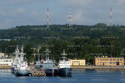 Port wojenny w Gdyni Oksywiu. ORP Arctowski i zbiornikowiec...
