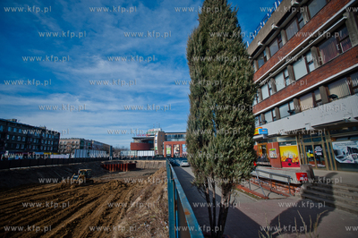 Gdansk. Zasypywanie wielkiej dziury znajdujacej sie...