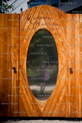 Sopot. Zatoka Sztuki. Odnowiona drewniana szafa projektu...