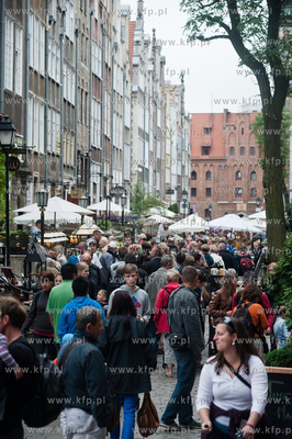 Gdansk. Ul. Mariacka. Pelne turystow ulice starego...