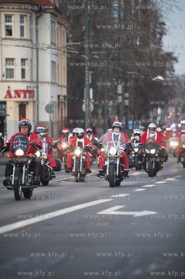 Sopot. Al. Niepodleglosci. XI edycja parady Mikolaje...