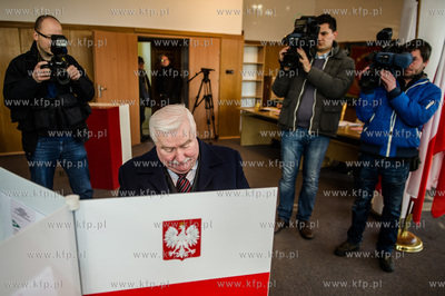 Gdansk. Oliwa. Druga tura wyborow samorzadowych. Glosuje...