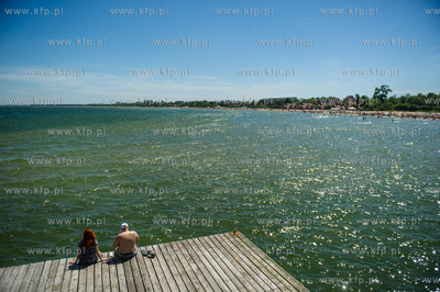 Upalny, bardzo sloneczny, sobotni dzien na plazy i...