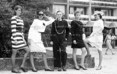 Modelki na skwerze przed restauracja Cristal na al....