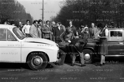 Wypadek samochodow syrena i lada. Prosimy o pomoc w...