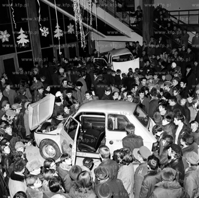 Prezentacja samochodu najnowszej marki fiat 126p popularnego...