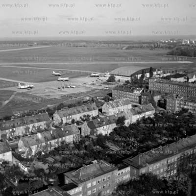 Lotnisko w Gdansku Wrzeszczu. Na dole do terminalu...