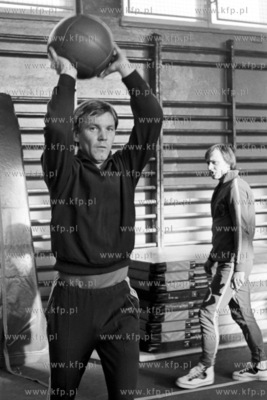 Trening piłkarzy Arki Gdynia w hali sportowej WSWF...