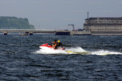 Aktor Maciej Zakoscielny plywa na skuterze wodnym po...