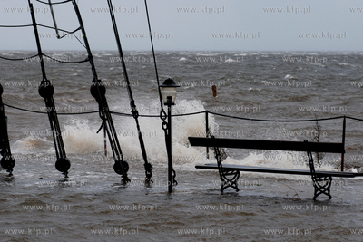 Sztorm na Zatoce Puckiej. Nz. Wody zatoki zalewajace...