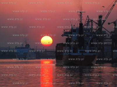 W gdynskim porcie o zachodzie slonca. 
27.04.2007
Fot....