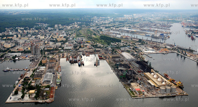 Gdynia z lotu ptaka. Nz. Nabrzeza portowe 14.07.2007...