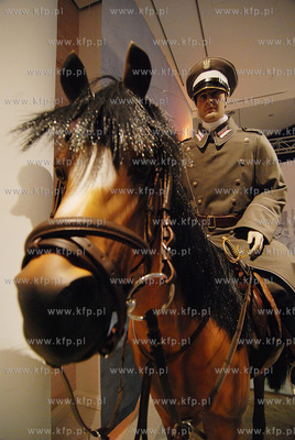 Ekspozycja stala w salach Muzeum Miasta Gdyni Nz. Figura...