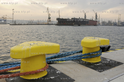 Nabrzeza gdynskiego portu. Nz. Suchy dok w Stoczni...