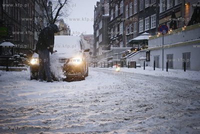 Ponad przecietne opady sniegu w Gdansku. Nz. Ulica...
