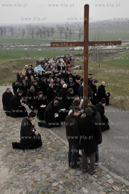 Droga krzyzowa na Gorze Jana Pawla II w Pelplinie pod...