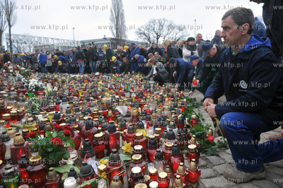 Stoczniowcy ze Stoczni Gdanskiej w holdzie tragicznie...
