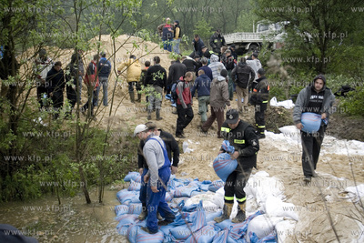 Tyniec. Umacnianie przeciekajacych walow przeciwpowodziowych...