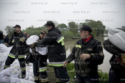 Krakow, Salwator. Umacnianie przeciekajacych walow...