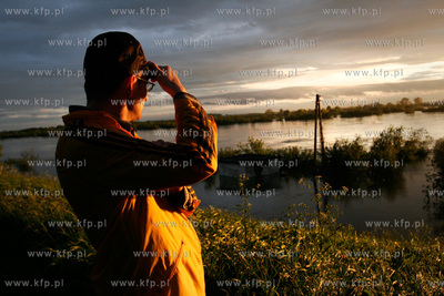 Wzebrana Wisla w miejscowosci Dworz. 24.05.2010 fot....