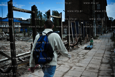 Rozbiorka zabytkowych hali Stoczni Gdanskiej, tereny...