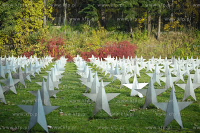 Dzien Wszystkich Swietych w Gdansku. Nz. Cmentarz zolnierzy...