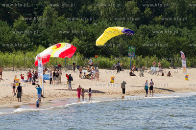 Sloneczna letnia pogoda sprzyjala wypoczynkowi na plazy...