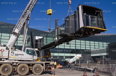 Instalacja rekawow przy terminalu pasazerskim T2 na...