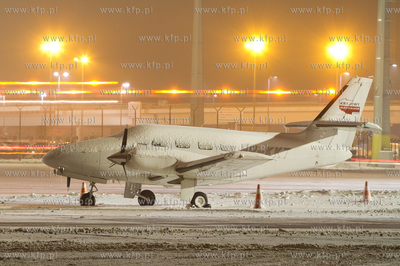 Zima na gdanskim lotnisku. Nz. Cessna 303 T Crusader....