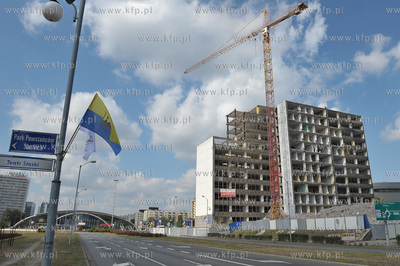 Katowice. Al Rozdzienskiego k. Spodka. Rozbiorka budynku...