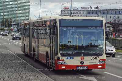 Gdańsk, Dworzec PKP. Autobus MERCEDES CONECTO G na...