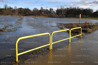 Podtopienia drogi we wsi Sulmin spowodowane wezbraniem...