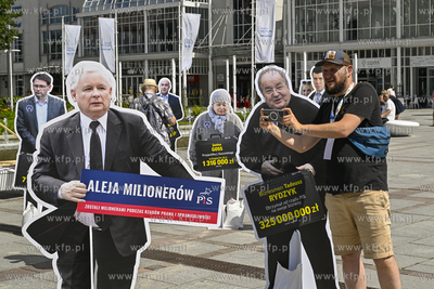 Sopot. Plac Przyjaciol Sopotu.  Konferencja prasowa...