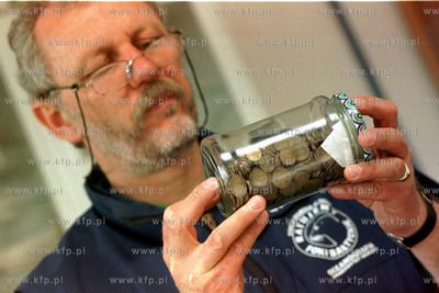 Krzysztof Skora - szef Stacji Morskiej w Helu pokazuje...