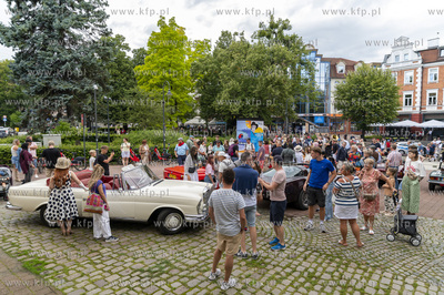 Sopot. Parada ulicą Bohaterów Monte Cassino do muszli...