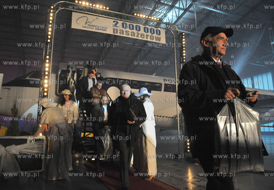 Uroczystosc powitania 2 milionowego pasazera na lotnisku...