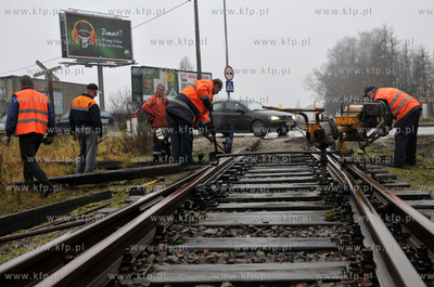 Gdansk, Rebiechowo. Prace przy wymianie podkladow pod...