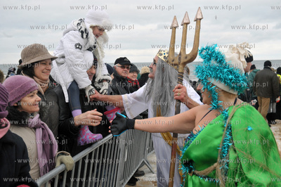 Noworoczna zimowa kapiel ponad 100 gdanskich morsow...