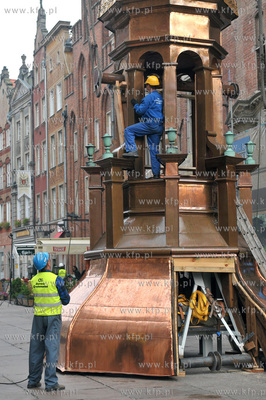 Montaz odrestaurowanego helmu Ratusza Glownego Miasta...