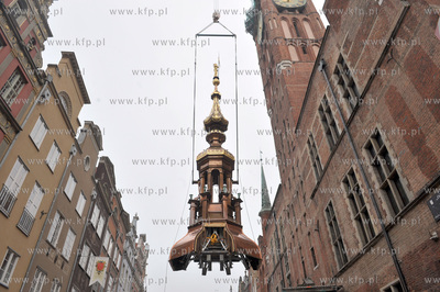 Montaz odrestaurowanego helmu Ratusza Glownego Miasta...